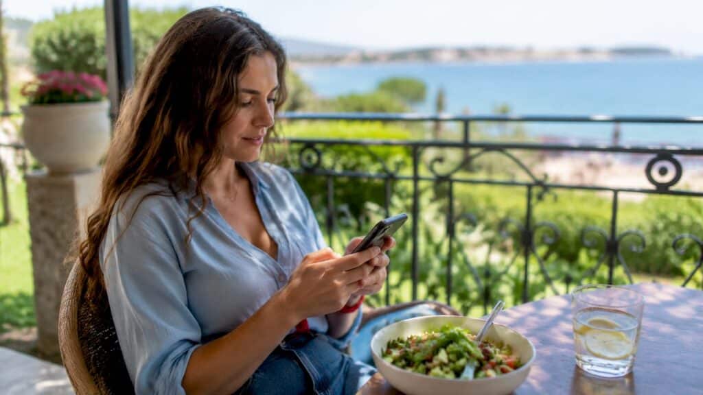 Γυναίκα που χαζεύει στα social ψάχνοντας για δημοφιλή ή viral περιεχόμενο.